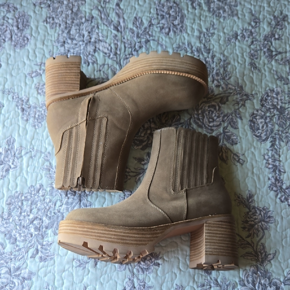 Stylish Women's Taupe Heeled Boots